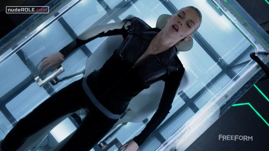 1. Kirsten Clark sexy – Stitchers s02e04-05 (2016)