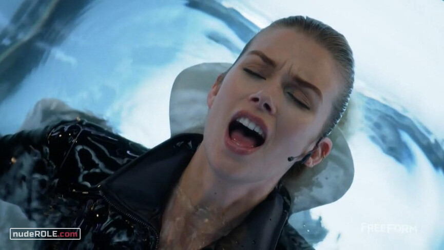 2. Kirsten Clark sexy – Stitchers s02e04-05 (2016)