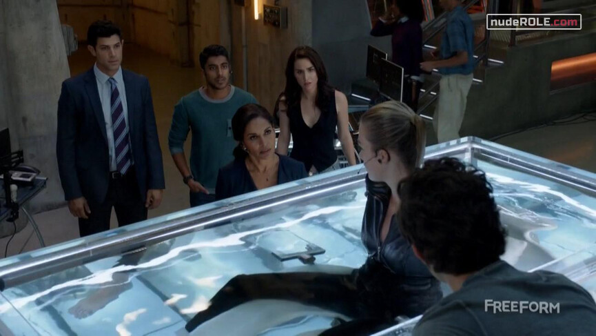 3. Kirsten Clark sexy – Stitchers s02e04-05 (2016)