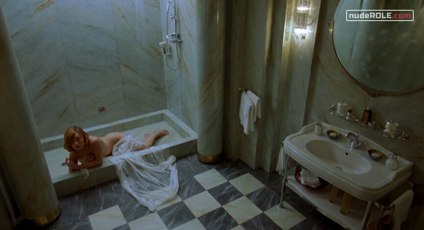 1. Alice nude – Resident Evil (2002)