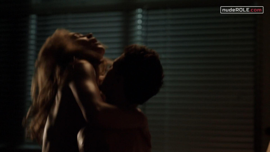 1. Emme sexy – Hunters s01e08 (2016)