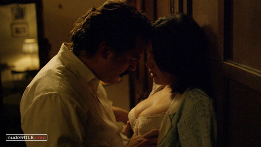 1. Tata Escobar sexy – Narcos s02e01 (2016)