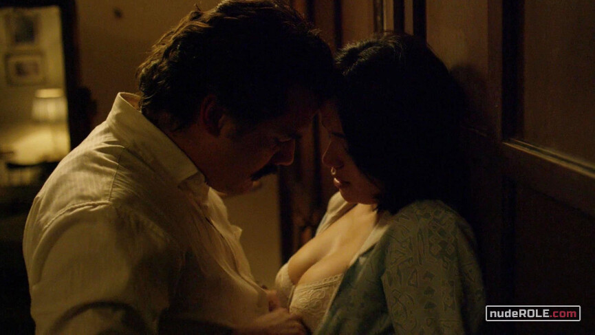 2. Tata Escobar sexy – Narcos s02e01 (2016)