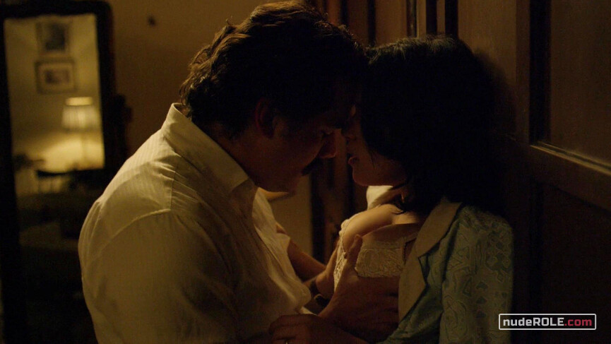 3. Tata Escobar sexy – Narcos s02e01 (2016)