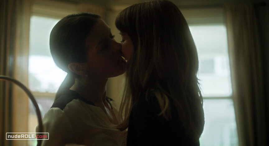 3. Emily Taylor nude , Dr. Victoria Siebert sexy – Side Effects (2012)