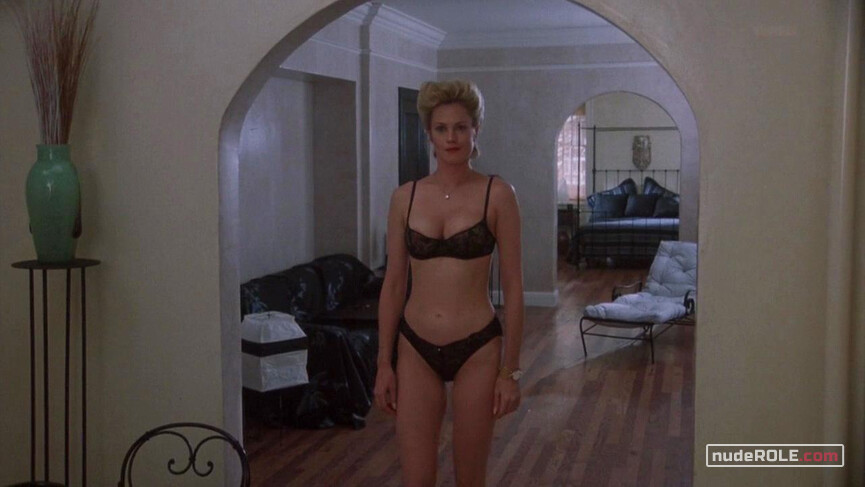 3. Maria Ruskin sexy – The Bonfire of the Vanities (1990)