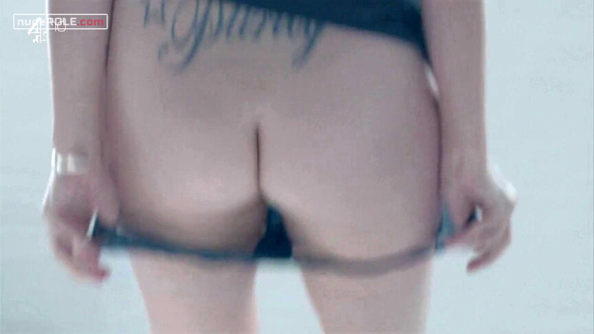 1. Kate nude, Erica sexy – Dates s01e04 (2013)