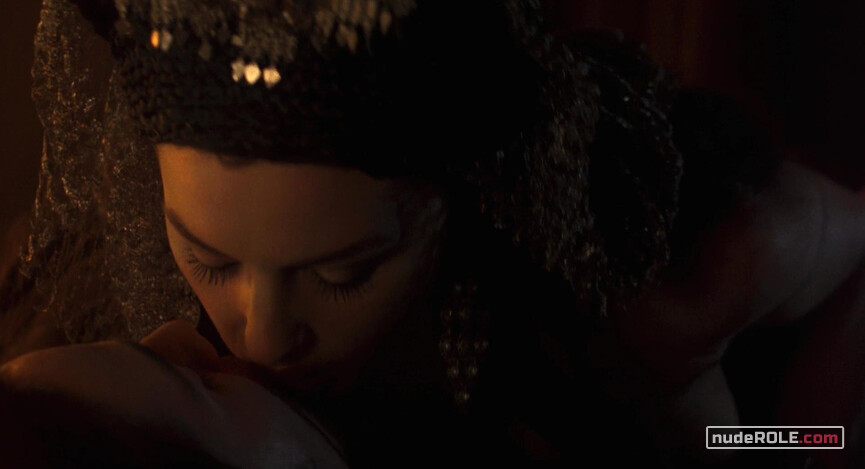 2. Dracula's Bride nude – Bram Stoker's Dracula (1992)