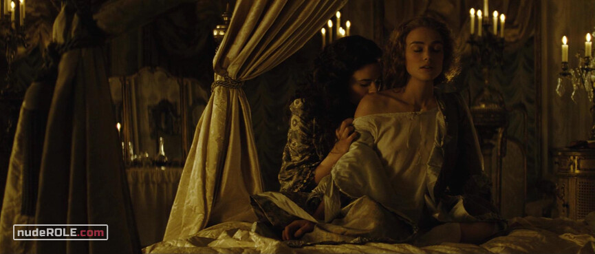 2. Georgiana nude, Bess Foster sexy – The Duchess (2008)