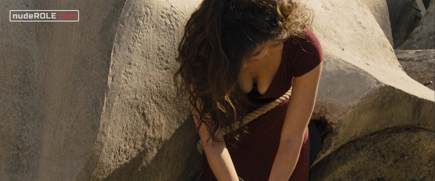 1. Sévérine sexy – Skyfall (2012)