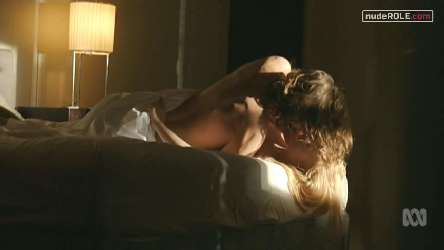 3. Kitty Ballantyne nude, Anna Ivin nude – The Beautiful Lie s01e01-04 (2015)