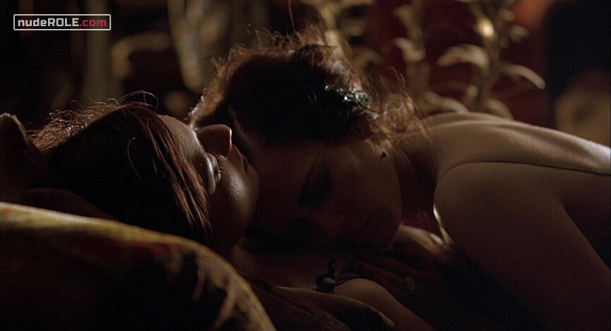 3. Fiamma nude, Miss G nude – Cracks (2009)