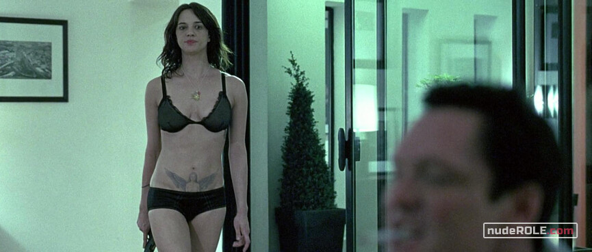2. Sandra nude – Boarding Gate (2007)