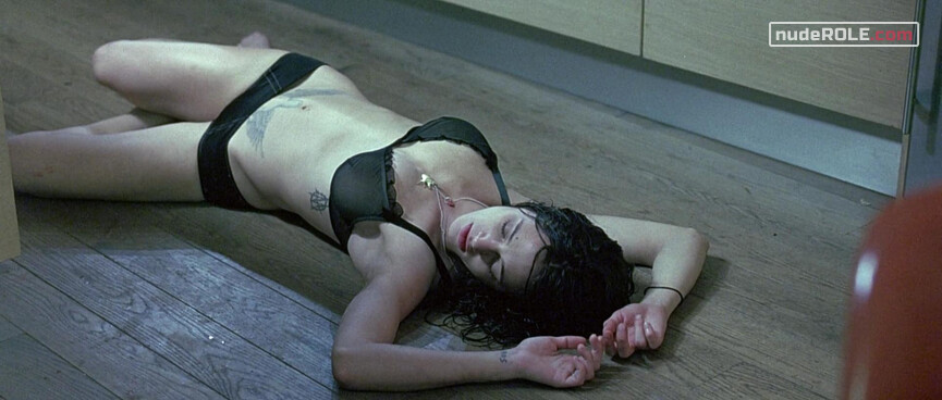 3. Sandra nude – Boarding Gate (2007)