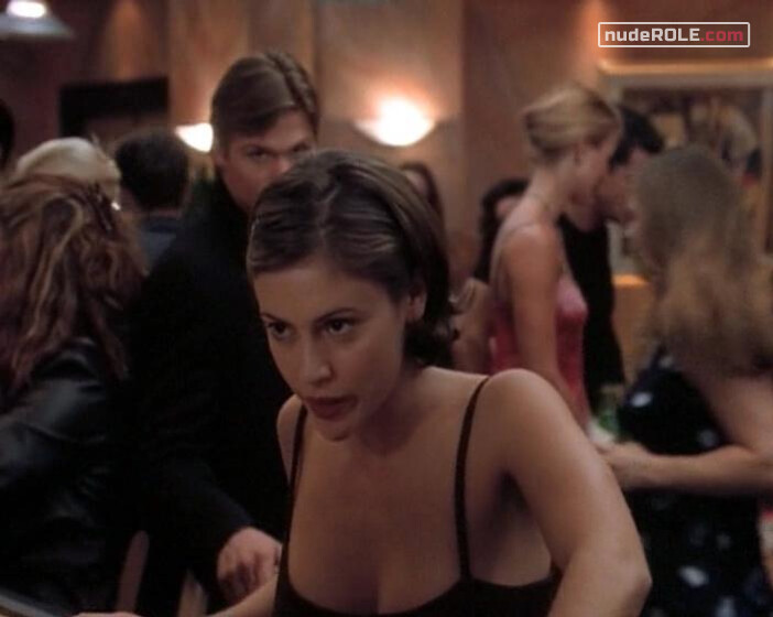 3. Phoebe Halliwell sexy – Charmed s01 (1998)