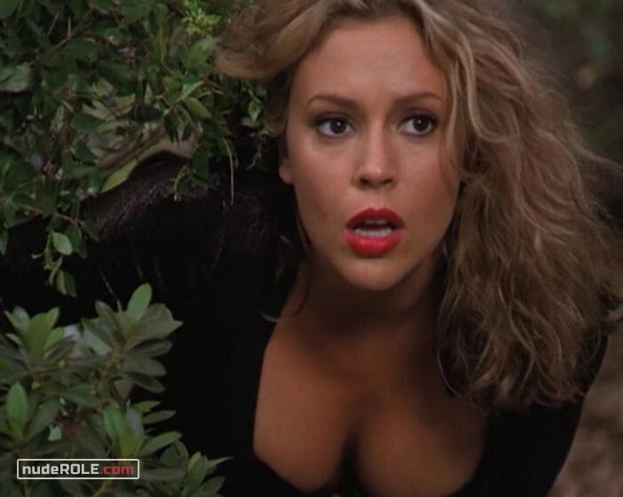1. Phoebe Halliwell sexy – Charmed s03e01-06 (2000)