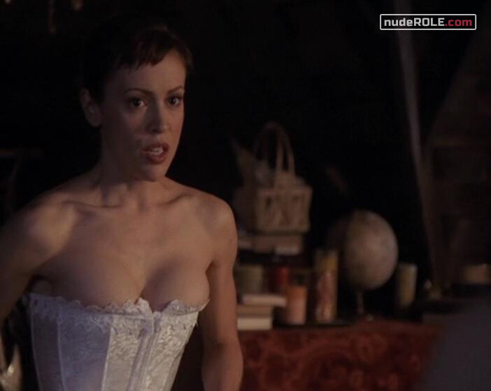 1. Phoebe Halliwell sexy – Charmed s04 (2001)