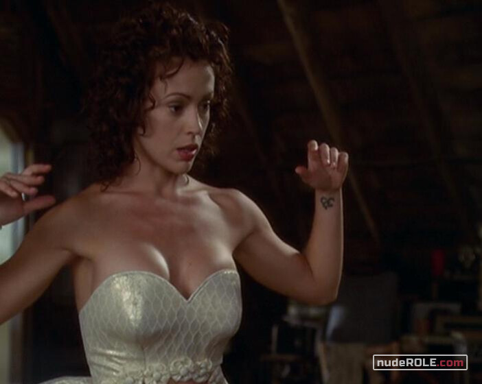 3. Phoebe Halliwell sexy – Charmed s05e03-23 (2002)