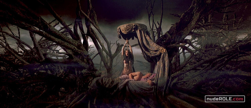 2. Sylvia nude – Brotherhood of the Wolf (2001)