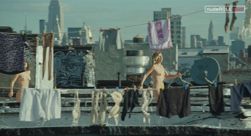 1. Isabelle nude, Isabelle de Groote - la babysitter nude – Chinese Puzzle (2013)