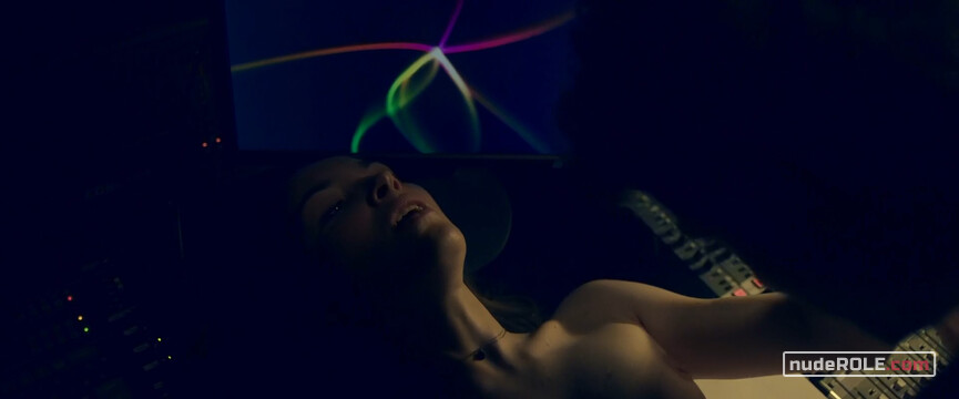 3. Mia nude – Electric Girl (2019)