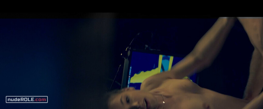 4. Mia nude – Electric Girl (2019)