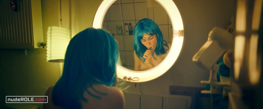 7. Mia nude – Electric Girl (2019)