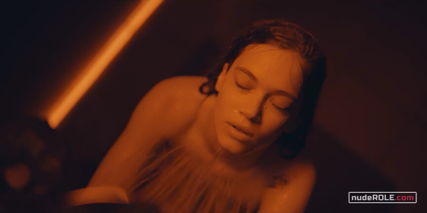 1. Cansu nude – The Gift s01e04 (2019)