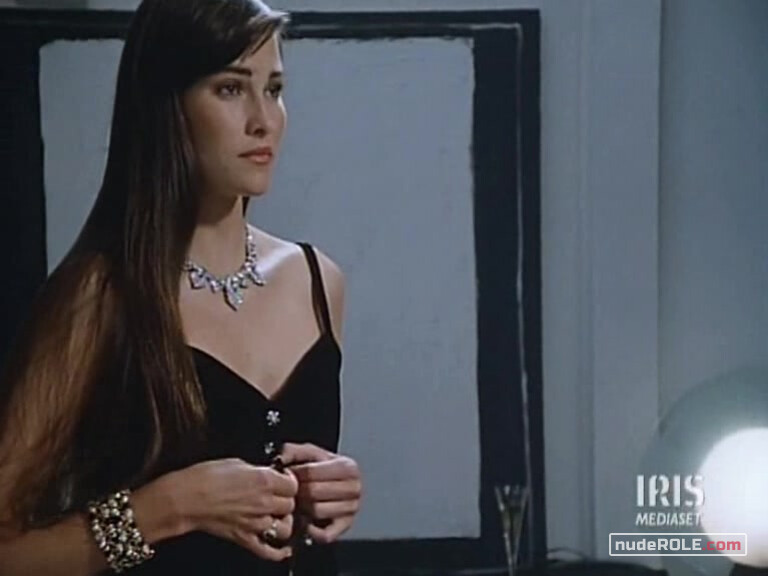 1. Juliette Carfienne nude – Mano rubata (1989)