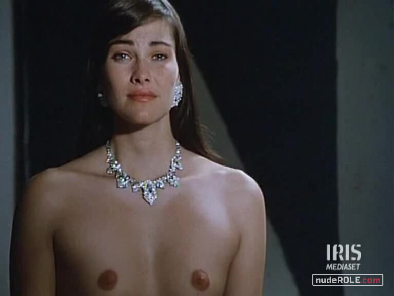 6. Juliette Carfienne nude – Mano rubata (1989)