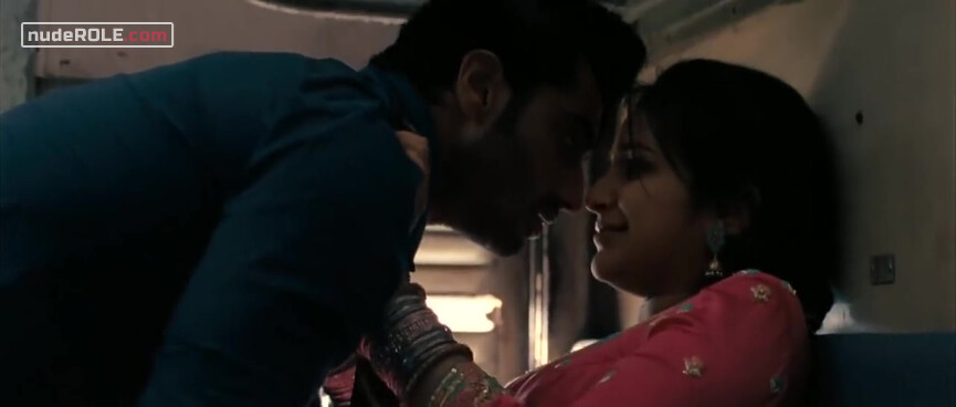 2. Zoya Qureshi sexy – Ishaqzaade (2012)