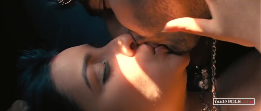 3. Zoya Qureshi sexy – Ishaqzaade (2012)