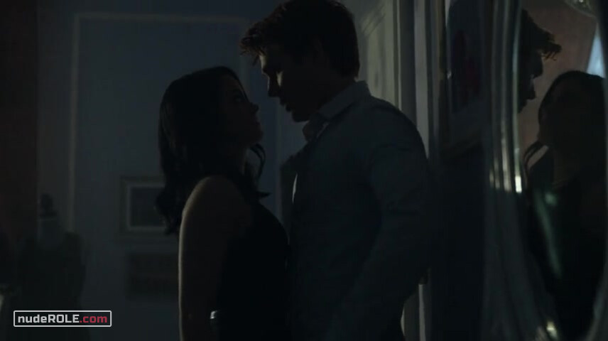 4. Veronica Lodge sexy – Riverdale s01e12, e13 (2017)