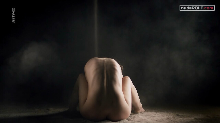 2. Frau nude – Staub zu Staub (2018)