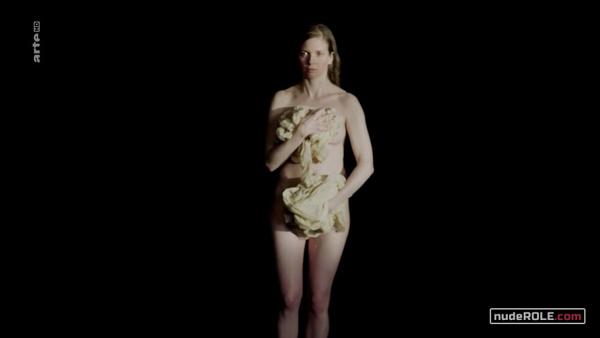 4. Frau nude – Staub zu Staub (2018)