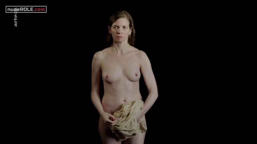5. Frau nude – Staub zu Staub (2018)