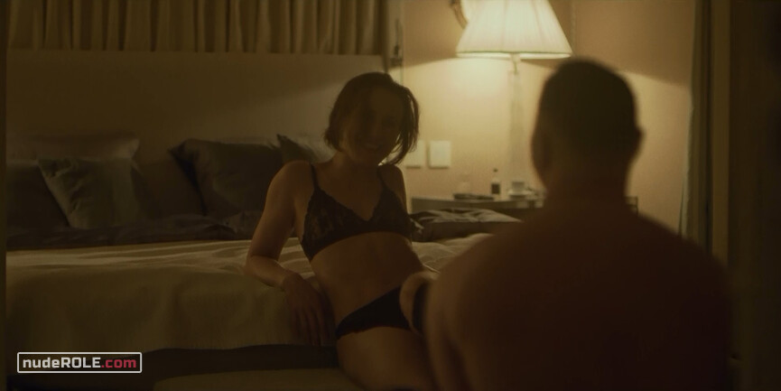 3. Sara nude – Skylines s01e04 (2019)