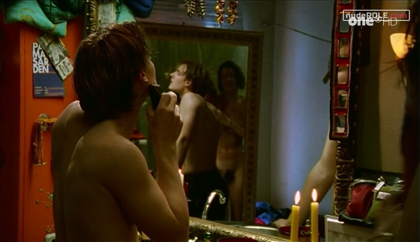 7. Sven's Flatmate nude – Drei mit Herz s01e10 (1999)