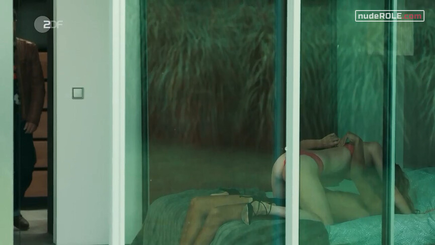 11. Sarah Kautner sexy – Die Chefin s10e05 (2019)
