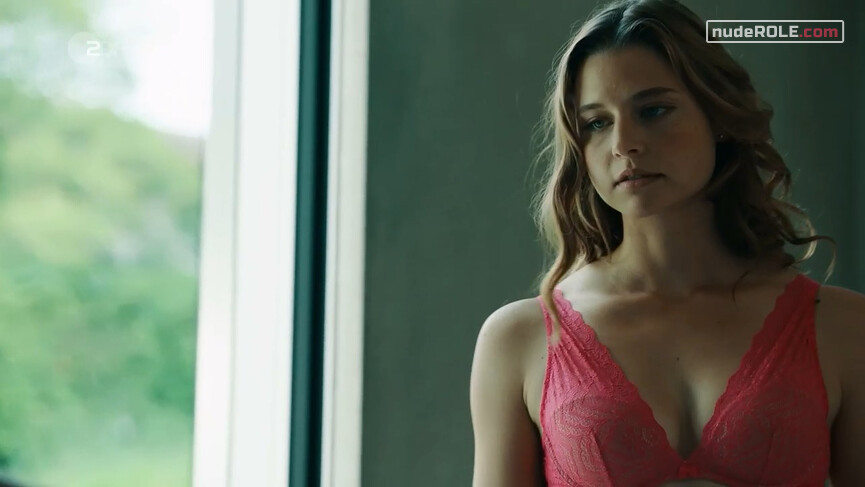 3. Sarah Kautner sexy – Die Chefin s10e05 (2019)