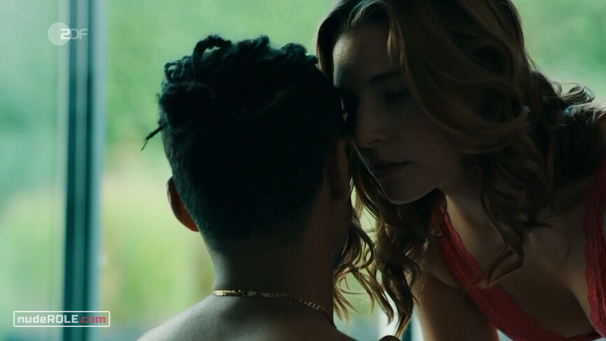 6. Sarah Kautner sexy – Die Chefin s10e05 (2019)