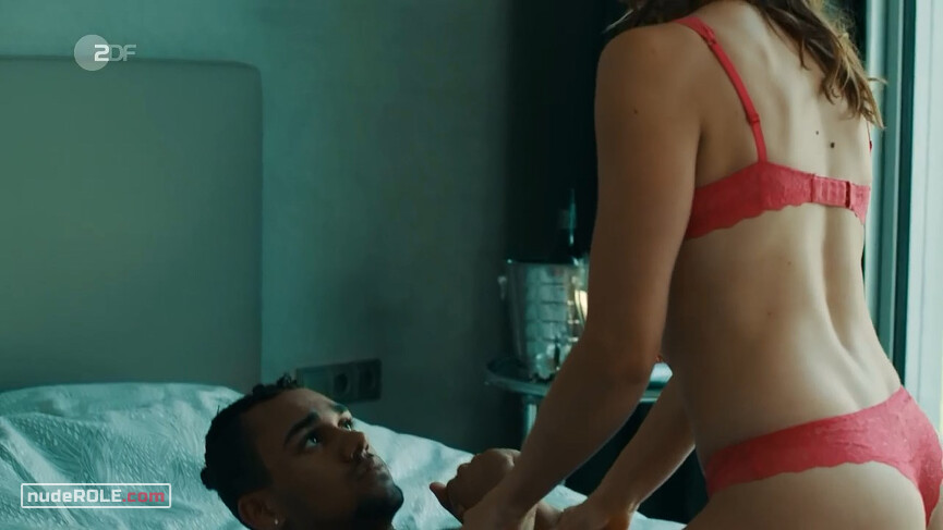 9. Sarah Kautner sexy – Die Chefin s10e05 (2019)
