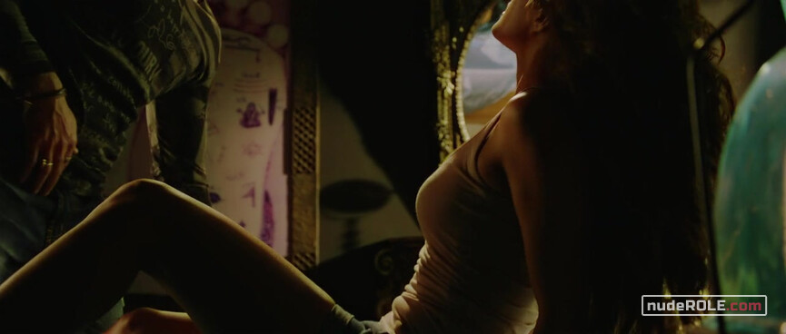 2. Priya sexy – Murder 2 (2011)