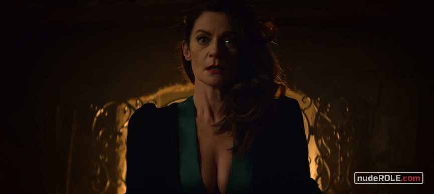 1. Mary Wardwell sexy – Chilling Adventures of Sabrina s01e05-07 (2018)