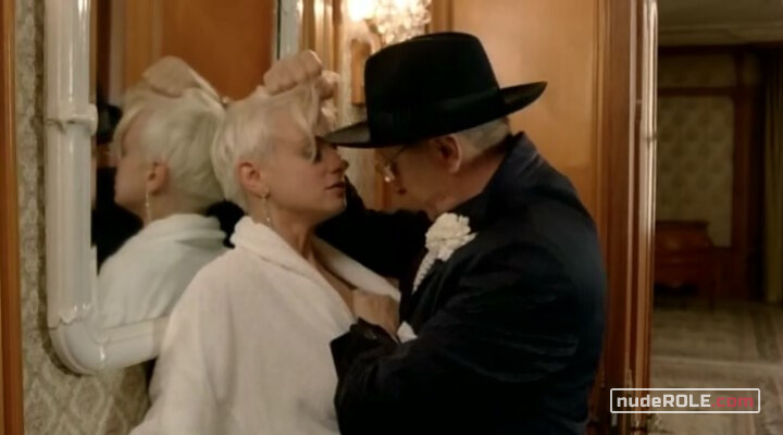 11. Monica nude – Poker (2010)