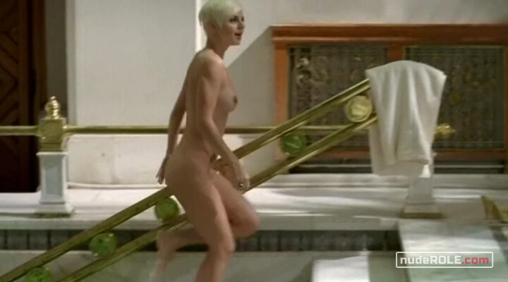 5. Monica nude – Poker (2010)