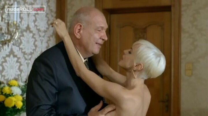 8. Monica nude – Poker (2010)