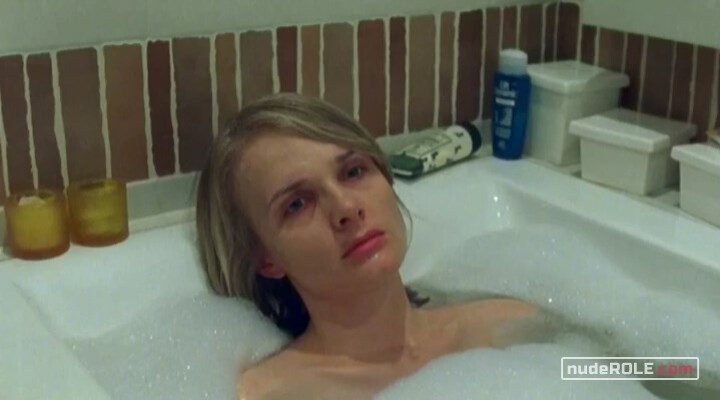 1. Beata Iwanicka sexy – Glina s01e02-04 (2004)