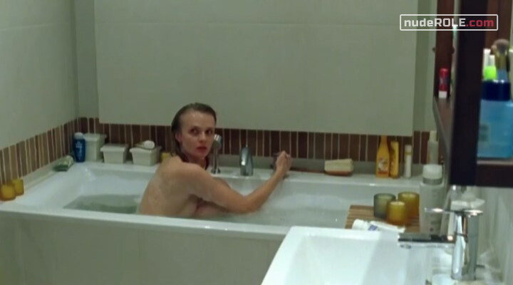 3. Beata Iwanicka sexy – Glina s01e02-04 (2004)