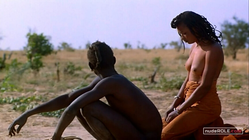 1. Attou, la jeune femme Peul nude – Yeelen (1987)